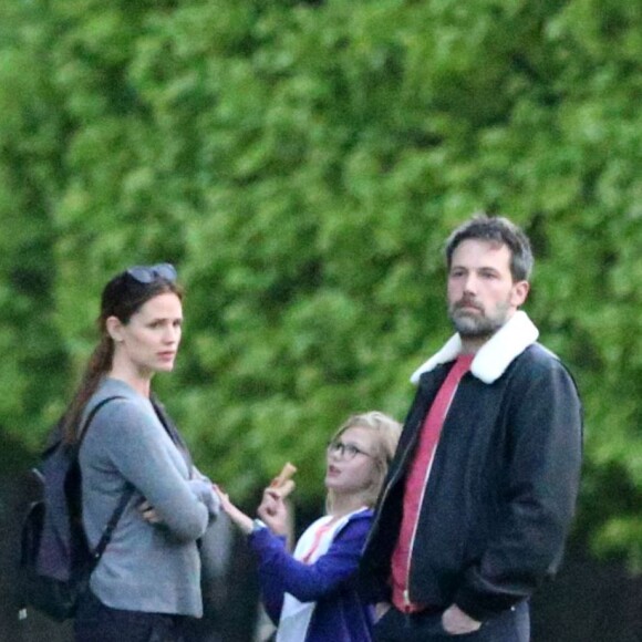 Exclusif - Jennifer Garner et Ben Affleck dînent en amoureux au restaurant à Paris puis sont rejoints par leurs enfants le 6 mai 2016. Ben Affleck et Jennifer Garner sont sortis discrètement de l'hôtel par derrière (toute la journée Jennifer était seule avec les enfants) pour se rendre bras dessus bras dessous dans un restaurant près la place des Vosges. Paris le 6 mai 2016