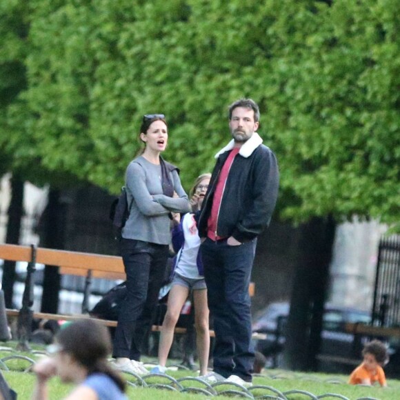 Exclusif - Jennifer Garner et Ben Affleck dînent en amoureux au restaurant à Paris puis sont rejoints par leurs enfants le 6 mai 2016. Ben Affleck et Jennifer Garner sont sortis discrètement de l'hôtel par derrière (toute la journée Jennifer était seule avec les enfants) pour se rendre bras dessus bras dessous dans un restaurant près la place des Vosges. Paris le 6 mai 2016