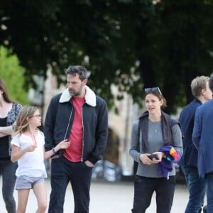 Exclusif - Jennifer Garner et Ben Affleck dînent en amoureux au restaurant à Paris puis sont rejoints par leurs enfants le 6 mai 2016. Ben Affleck et Jennifer Garner sont sortis discrètement de l'hôtel par derrière (toute la journée Jennifer était seule avec les enfants) pour se rendre bras dessus bras dessous dans un restaurant près la place des Vosges. Paris le 6 mai 2016