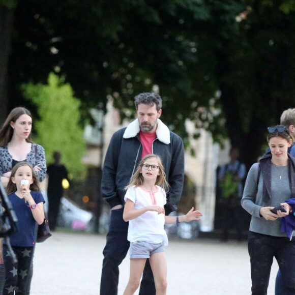 Exclusif - Jennifer Garner et Ben Affleck dînent en amoureux au restaurant à Paris puis sont rejoints par leurs enfants le 6 mai 2016. Ben Affleck et Jennifer Garner sont sortis discrètement de l'hôtel par derrière (toute la journée Jennifer était seule avec les enfants) pour se rendre bras dessus bras dessous dans un restaurant près la place des Vosges. Paris le 6 mai 2016