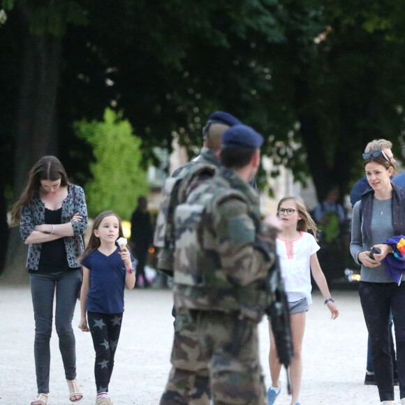 Exclusif - Jennifer Garner et Ben Affleck dînent en amoureux au restaurant à Paris puis sont rejoints par leurs enfants le 6 mai 2016. Ben Affleck et Jennifer Garner sont sortis discrètement de l'hôtel par derrière (toute la journée Jennifer était seule avec les enfants) pour se rendre bras dessus bras dessous dans un restaurant près la place des Vosges. Paris le 6 mai 2016