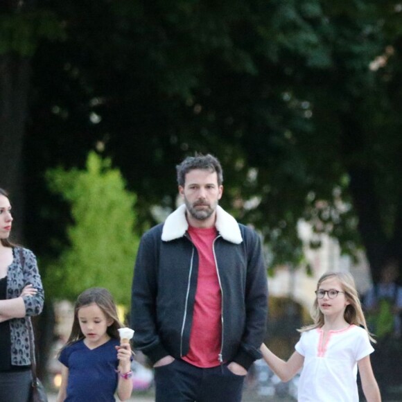Exclusif - Jennifer Garner et Ben Affleck dînent en amoureux au restaurant à Paris puis sont rejoints par leurs enfants le 6 mai 2016. Ben Affleck et Jennifer Garner sont sortis discrètement de l'hôtel par derrière (toute la journée Jennifer était seule avec les enfants) pour se rendre bras dessus bras dessous dans un restaurant près la place des Vosges. Paris le 6 mai 2016