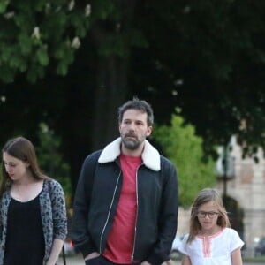 Exclusif - Jennifer Garner et Ben Affleck dînent en amoureux au restaurant à Paris puis sont rejoints par leurs enfants le 6 mai 2016. Ben Affleck et Jennifer Garner sont sortis discrètement de l'hôtel par derrière (toute la journée Jennifer était seule avec les enfants) pour se rendre bras dessus bras dessous dans un restaurant près la place des Vosges. Paris le 6 mai 2016