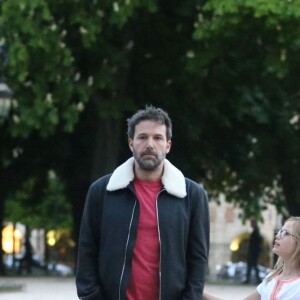 Exclusif - Jennifer Garner et Ben Affleck dînent en amoureux au restaurant à Paris puis sont rejoints par leurs enfants le 6 mai 2016. Ben Affleck et Jennifer Garner sont sortis discrètement de l'hôtel par derrière (toute la journée Jennifer était seule avec les enfants) pour se rendre bras dessus bras dessous dans un restaurant près la place des Vosges. Paris le 6 mai 2016