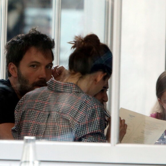 Jennifer Garner et Ben Affleck se retrouvent pour déjeuner avec leurs enfants Violet, Seraphina et Samuel à Londres le 12 mai 2016.