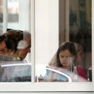 Jennifer Garner et Ben Affleck se retrouvent pour déjeuner avec leurs enfants Violet, Seraphina et Samuel à Londres le 12 mai 2016.