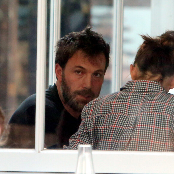 Jennifer Garner et Ben Affleck se retrouvent pour déjeuner avec leurs enfants Violet, Seraphina et Samuel à Londres le 12 mai 2016.