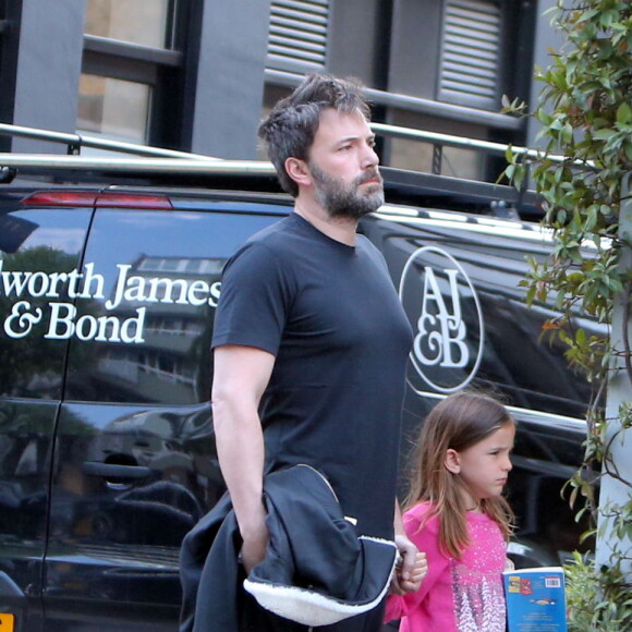 Jennifer Garner et Ben Affleck se retrouvent pour déjeuner avec leurs enfants Violet, Seraphina et Samuel à Londres le 12 mai 2016.