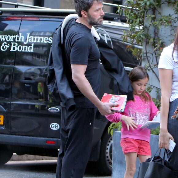 Jennifer Garner et Ben Affleck se retrouvent pour déjeuner avec leurs enfants Violet, Seraphina et Samuel à Londres le 12 mai 2016.