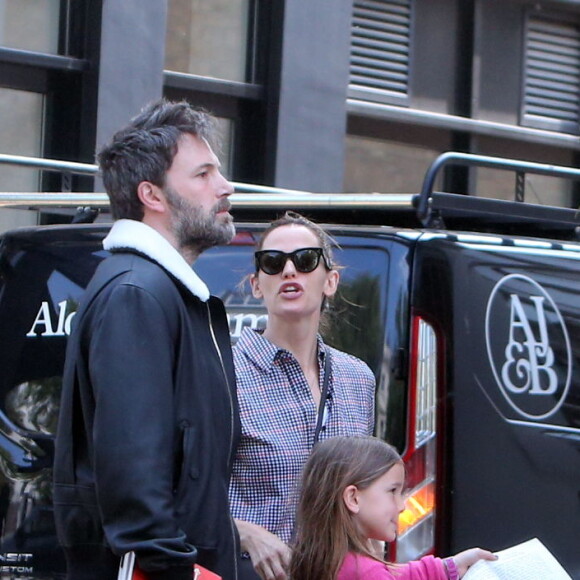 Jennifer Garner et Ben Affleck se retrouvent pour déjeuner avec leurs enfants Violet, Seraphina et Samuel à Londres le 12 mai 2016.