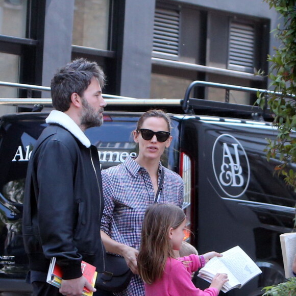 Jennifer Garner et Ben Affleck se retrouvent pour déjeuner avec leurs enfants Violet, Seraphina et Samuel à Londres le 12 mai 2016.