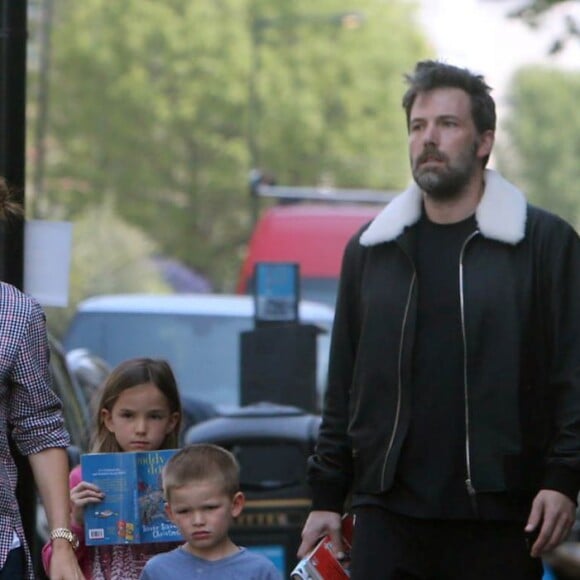 Jennifer Garner et Ben Affleck se retrouvent pour déjeuner avec leurs enfants Violet, Seraphina et Samuel à Londres le 12 mai 2016.