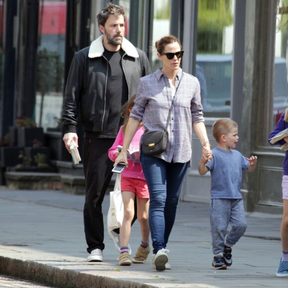 Jennifer Garner et Ben Affleck se retrouvent pour déjeuner avec leurs enfants Violet, Seraphina et Samuel à Londres le 12 mai 2016.