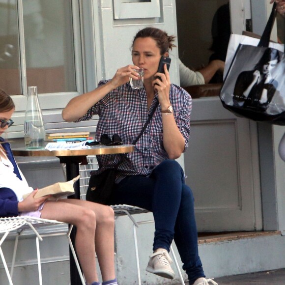 Jennifer Garner et Ben Affleck se retrouvent pour déjeuner avec leurs enfants Violet, Seraphina et Samuel à Londres le 12 mai 2016.