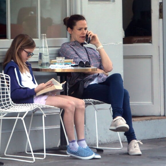 Jennifer Garner et Ben Affleck se retrouvent pour déjeuner avec leurs enfants Violet, Seraphina et Samuel à Londres le 12 mai 2016.