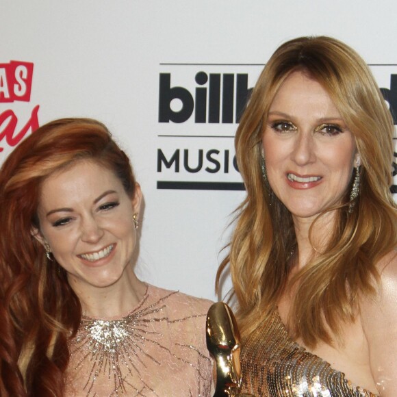 Lindsey Stirling et Céline Dion dans la salle de presse de la soirée des Billboard Music Awards au T-Mobile Arena à Las Vegas, le 22 mai 2016