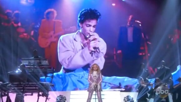 Madonna et Stevie Wonder rendent hommage à Prince lors des Billboard Music Awards, à Las Vegas le 22 mai 2016.
