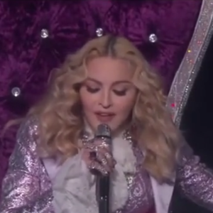 Madonna et Stevie Wonder rendent hommage à Prince lors des Billboard Music Awards, à Las Vegas le 22 mai 2016.