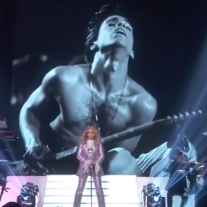 Madonna et Stevie Wonder rendent hommage à Prince lors des Billboard Music Awards, à Las Vegas le 22 mai 2016.