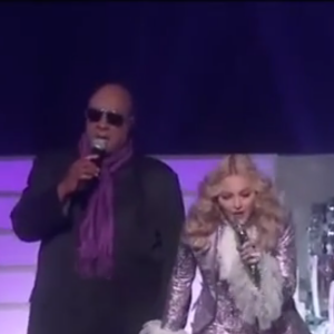 Madonna et Stevie Wonder rendent hommage à Prince lors des Billboard Music Awards, à Las Vegas le 22 mai 2016.