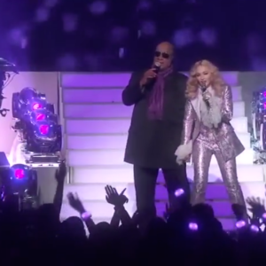 Madonna et Stevie Wonder rendent hommage à Prince lors des Billboard Music Awards, à Las Vegas le 22 mai 2016.