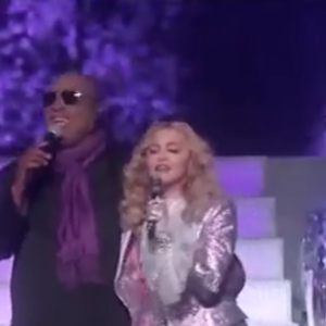 Madonna et Stevie Wonder rendent hommage à Prince lors des Billboard Music Awards, à Las Vegas le 22 mai 2016.