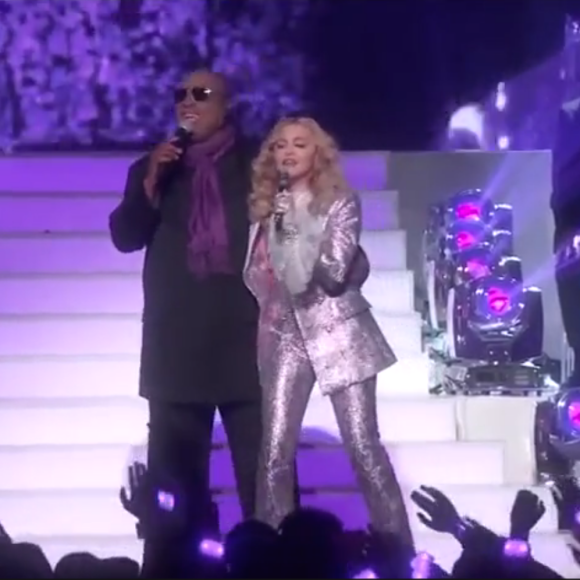 Madonna et Stevie Wonder rendent hommage à Prince lors des Billboard Music Awards, à Las Vegas le 22 mai 2016.