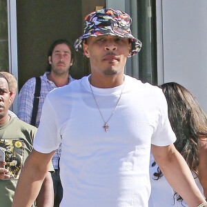 Le rappeur T.I et son épouse Tiny dans les rues de Beverly Hills, le 16 avril 2015