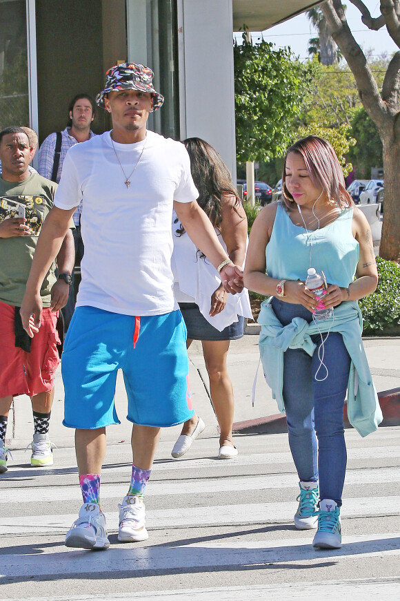Le rappeur T.I et son épouse Tiny dans les rues de Beverly Hills, le 16 avril 2015