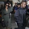 Kim Kardashian portant un décolleté très généreux, et son mari Kanye West arrivent à l'aéroport de Los Angeles (LAX), le 24 mai 2016.