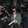 Kim Kardashian portant un décolleté très généreux, et son mari Kanye West arrivent à l'aéroport de Los Angeles (LAX), le 24 mai 2016.