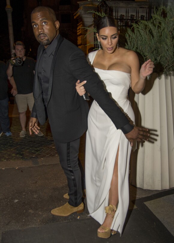 Kanye West et Kim Kardashian sont allés dîner au restaurant après avoir assisté à l'opéra "La Traviata" à Rome.