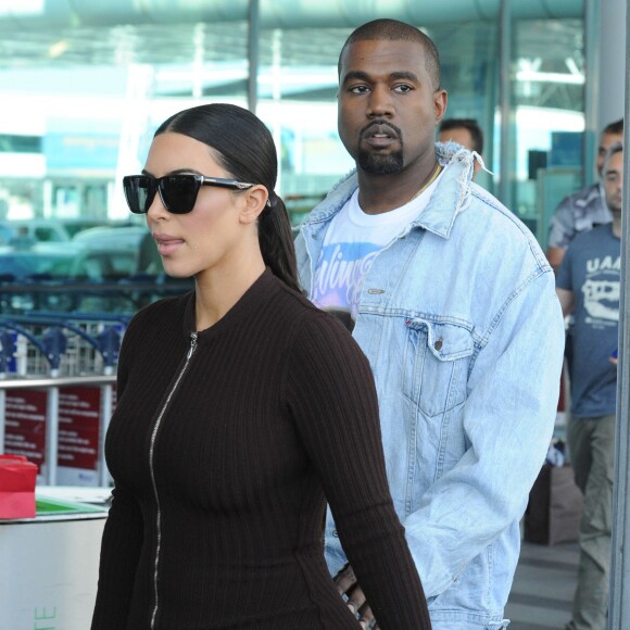 Kim Kardashian et Kanye West arrivent à l'aéroport de Rome. Le couple doit assister à l'opéra "La Traviata", spectacle organisé par Valentino. Le 22 mai 2016
