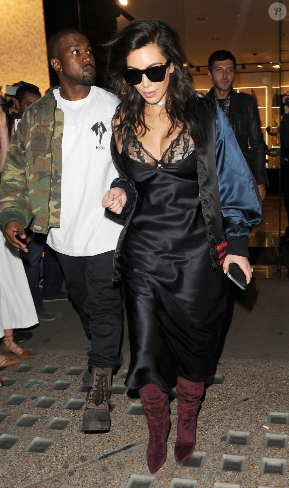 Kim Kardashian et son mari Kanye West vont faire du shopping chez "Robert Cavalli" à Londres. Des centaines de fans les attendent à la sortie de la boutique. Londres, le 21 mai 2016.