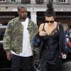 Kim Kardashian, portant un superbe collier de diamants, et son mari Kanye West arrivent au restaurant "C" dans le quartier de Mayfair à Londres, le 21 mai 2016.
