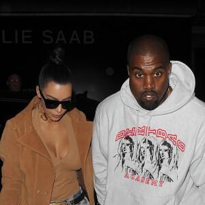 Kim Kardashian, (portant un collier "SEX") et son mari Kanye West arrivent au restaurant "Hakkasan", situé dans le quartier de Mayfair à Londres, le 20 mai 2016.