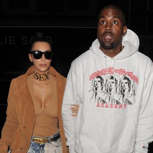 Kim Kardashian, (portant un collier "SEX") et son mari Kanye West arrivent au restaurant "Hakkasan", situé dans le quartier de Mayfair à Londres, le 20 mai 2016.