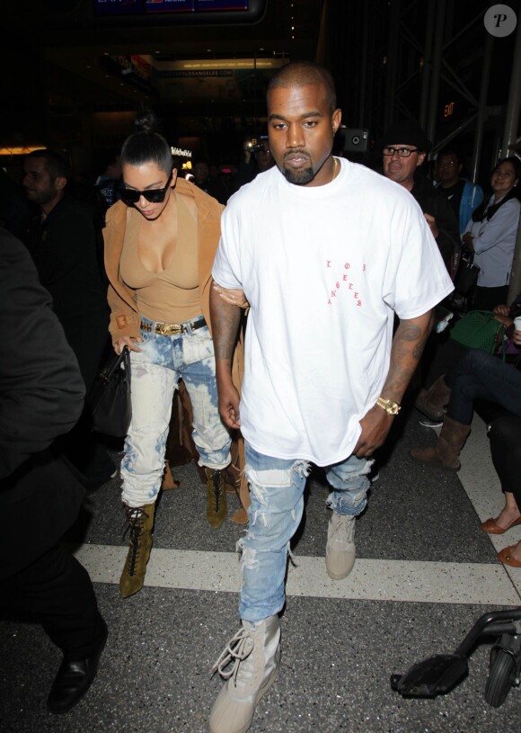Kim Kardashian et son mari Kanye West arrivent à l'aéroport de LAX à Los Angeles pour prendre l'avion, le 19 mai 2016