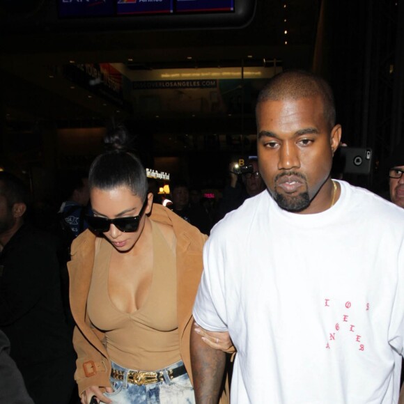 Kim Kardashian et son mari Kanye West arrivent à l'aéroport de LAX à Los Angeles pour prendre l'avion, le 19 mai 2016