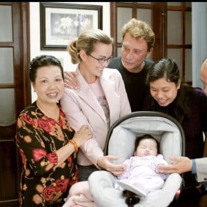 Exclusif - Johnny Hallyday et Laeticia à l'orphelinat de Phu Tho au Vietnam avec Jade en 2004.