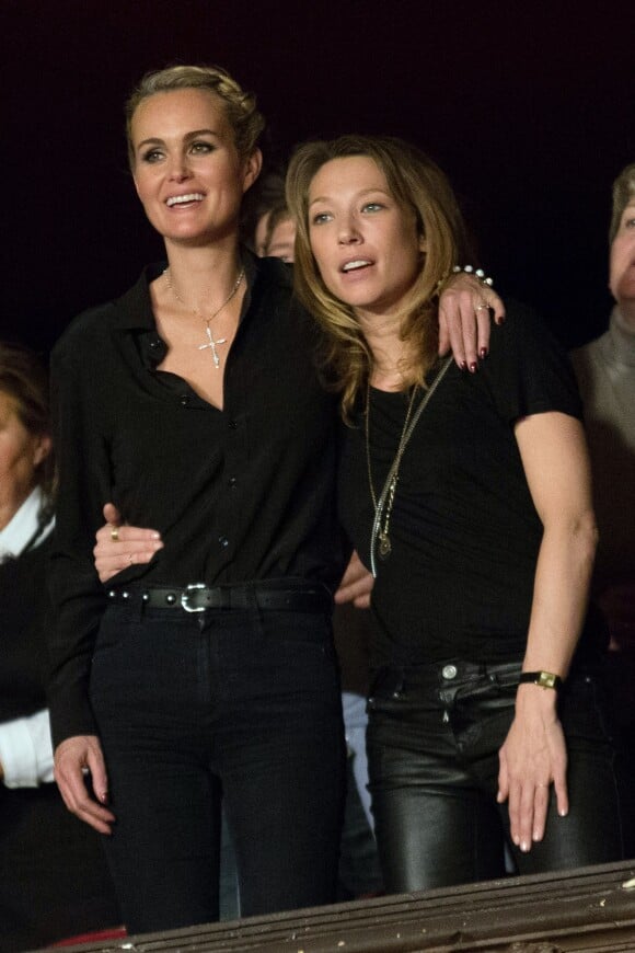 Exclusif - Laeticia Hallyday et Laura Smet - Aftershow après le concert caritatif de Johnny Hallyday pour l'association de sa femme "La Bonne Etoile", qui vient en aide aux enfants du Vietnam, au Trianon à Paris, le 15 décembre 2013.