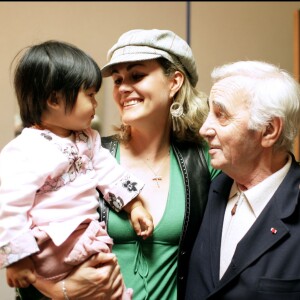 EXCLUSIF - JADE ET LAETICIA HALLYDAY ET CHARLES AZNAVOUR - JOHNNY HALLYDAY SUR LE PLATEAU DE "+ DE VIE" POUR L'ASSOCIATION DE BERNADETTE CHIRAC10/10/2005 - Paris