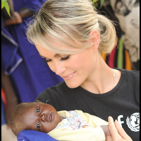 EXCLUSIF - LAETICIA HALLYDAY, MARRAINE DE L' UNICEF, EN VISITE AU SENEGAL DANS LE CADRE DE LA LUTTE CONTRE LE TETANOS MATERNEL ET NEONATAL A L' ORIGINE DE LA MORT DE PLUS DE 215 000 ENFANTS DE MOINS DE UN AN DANS LE MONDE 15/10/2008 - 