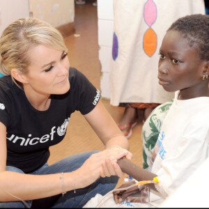 EXCLUSIF - LAETICIA HALLYDAY, MARRAINE DE L' UNICEF, EN VISITE AU SENEGAL DANS LE CADRE DE LA LUTTE CONTRE LE TETANOS MATERNEL ET NEONATAL A L' ORIGINE DE LA MORT DE PLUS DE 215 000 ENFANTS DE MOINS DE UN AN DANS LE MONDE 15/10/2008 - 