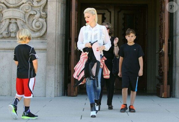 Gwen Stefani emmène ses enfants Kingston, Zuma et Apollo à l'église dans le quartier de North Hollywood, le 17 avril 2016
