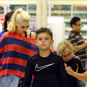 Gwen Stefani va faire du shopping avec ses enfants Kingston, Zuma et Apollo chez Toys R Us à Los Angeles le 16 Avril 2016.
