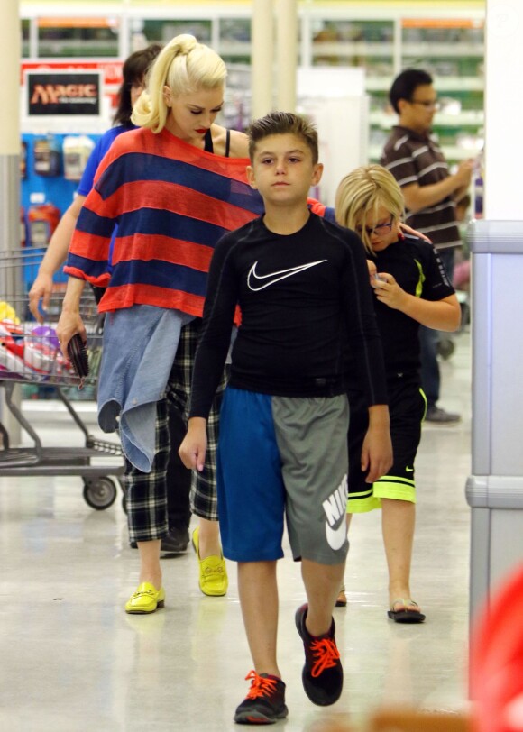 Gwen Stefani va faire du shopping avec ses enfants Kingston, Zuma et Apollo chez Toys R Us à Los Angeles le 16 Avril 2016.
