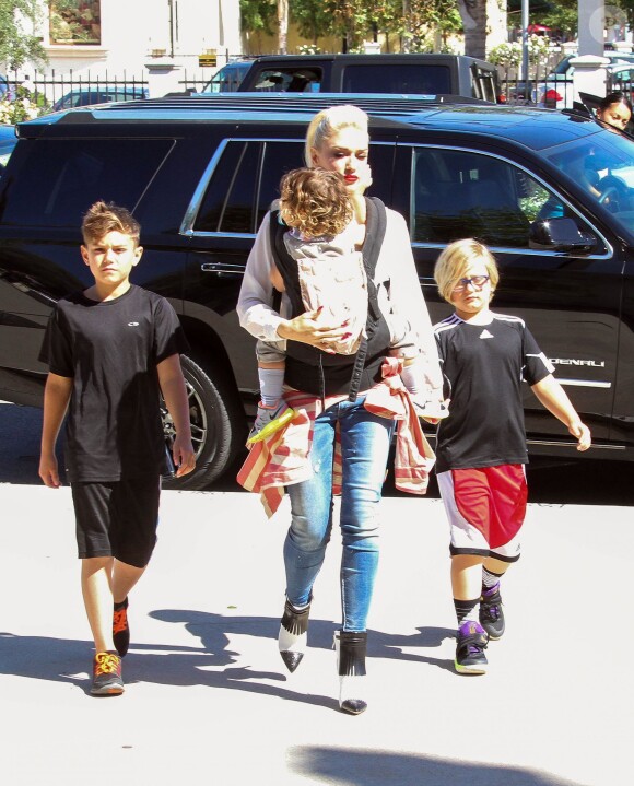 Gwen Stefani emmène ses enfants Kingston, Zuma et Apollo à l'église dans le quartier de North Hollywood, le 17 avril 2016