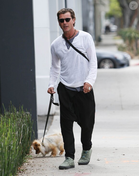 Gavin Rossdale promène son chien dans les rues de Los Angeles, le 18 mai 2016