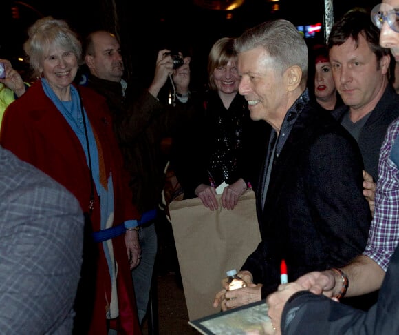 David Bowie arrivant au théâtre Workshop pour assister à la première de la comédie musicale Lazarus à New York, le 7 décembre 2015. Le rockeur anglais, qui souffrait d'un cancer du foie, est décédé un mois plus tard.